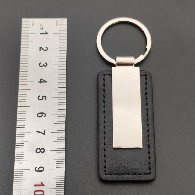 Llavero de cuero con placa de  - Men Accessories All reseña y precio
